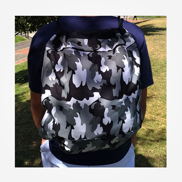 Tula o bolso manos libres color camuflado gris