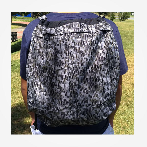 Tula o bolso manos libres color pixelado gris